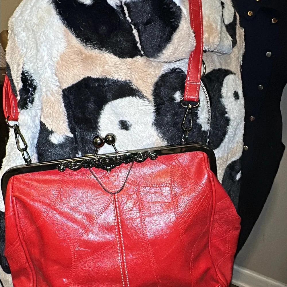 Retro style vegan leather purse with sexy kiss-lock closure. - Picture 4 of 12